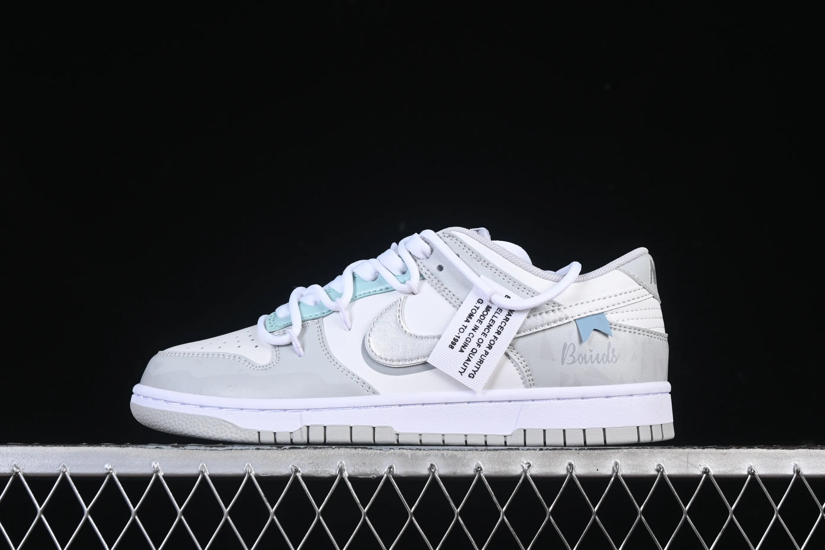 All categories Nk SB Dunk Series Nk SB Dunk Low High-end customized low-top sneakers Nike SB Dunk Low Gray and white straps low-top casual sneakers HF0730-160